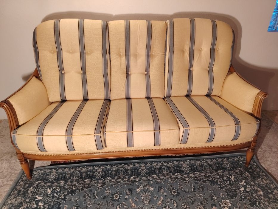 Canapea vintage stil Ludovic XV 
Canapele de 3 locuri , perne și hus