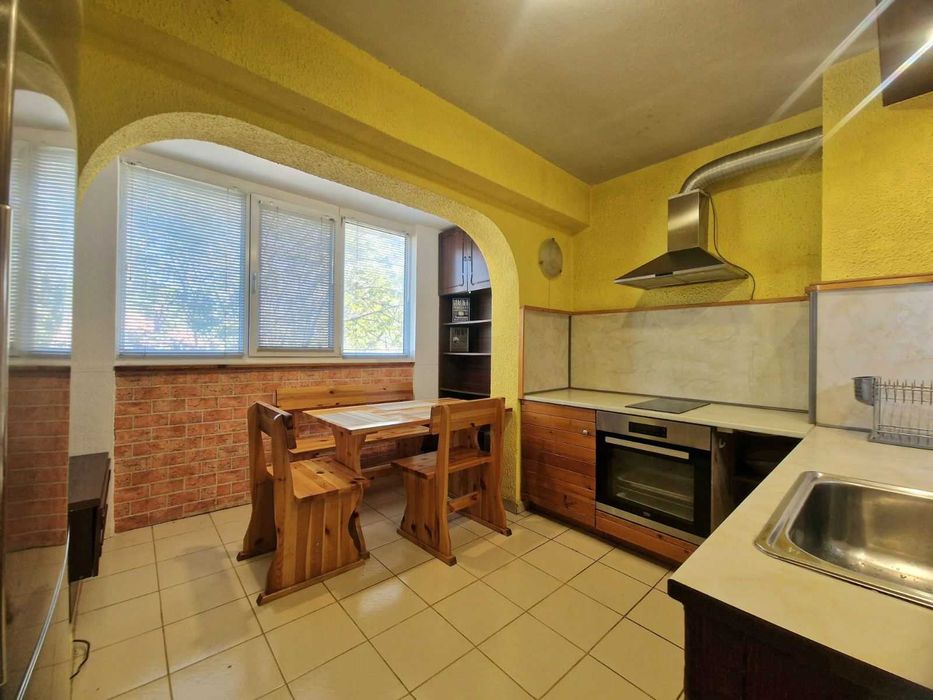 Продава се Четиристаен апартамент в Русе, Централен южен район - 99 кв.м за 1344 €/кв.м - Снимка #1