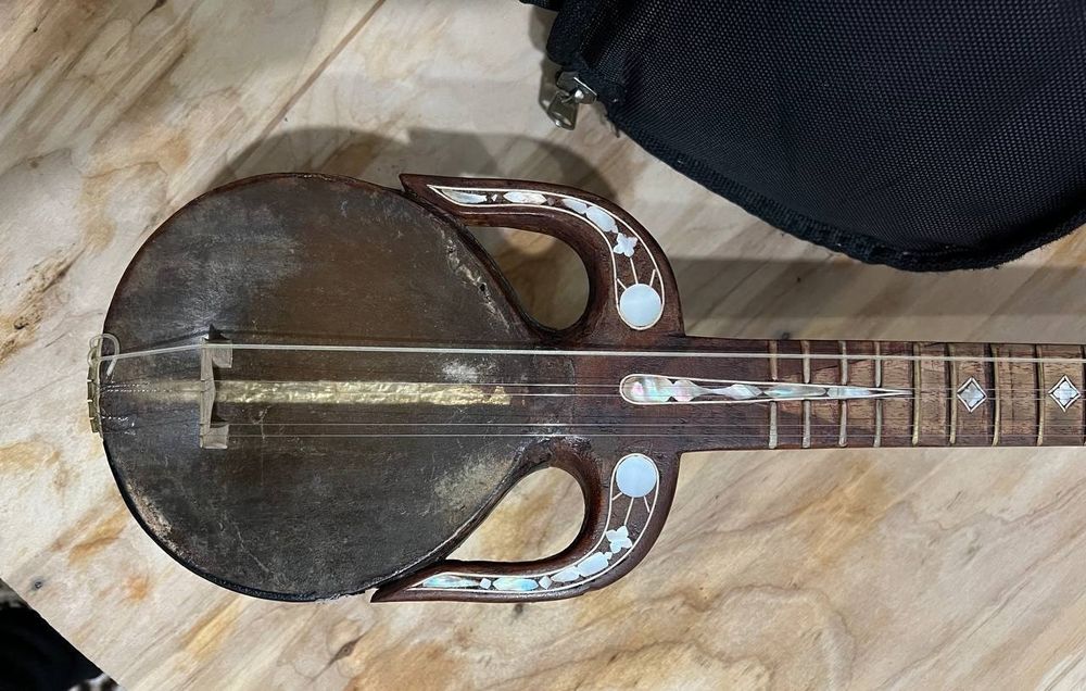 Qashqar rubob usta: HOLDOR AKA