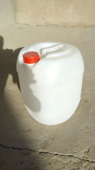 Канистры чистые пищевые для воды и прочее 20 литровые