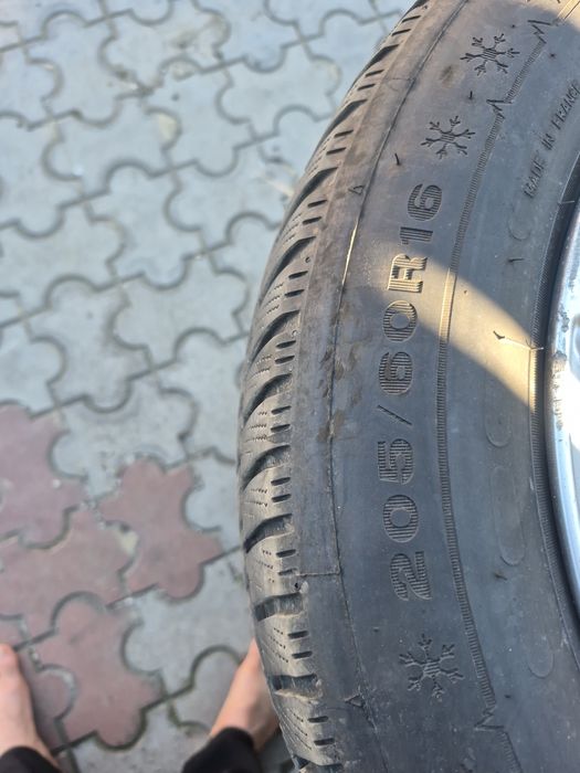 Vand doua seturi de jante una de aliaj si una jante tabla 205.60.16 anvelope bune