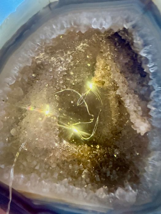 Естествена геода от ахат с кристална друза