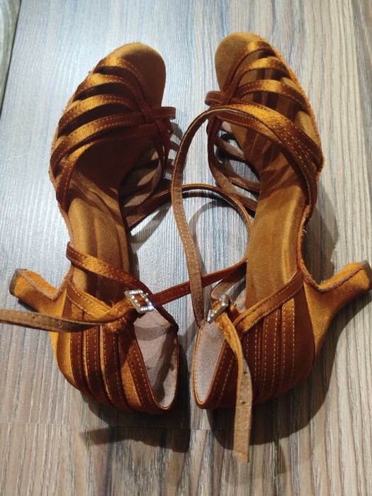 Обувки за латино танци