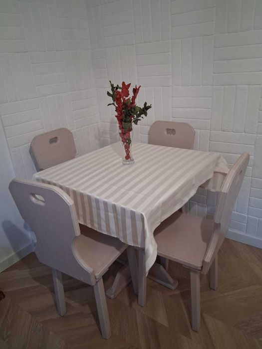 Set masă + 4 scaune din lemn masiv – stare foarte bună