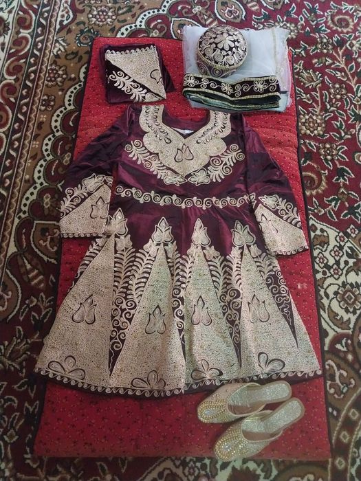 "To'liq kelinlik ko'ylak komplekti".