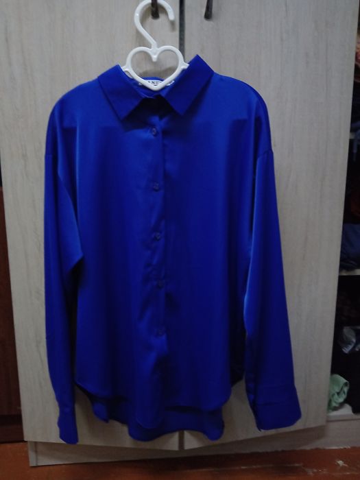 Продам стильную рубашку цвета электрик

Продается новая,