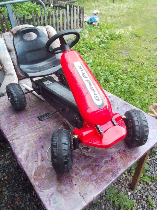 Машинка на педалях