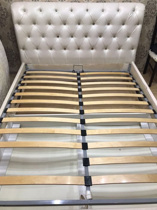 Двуспальная кровать