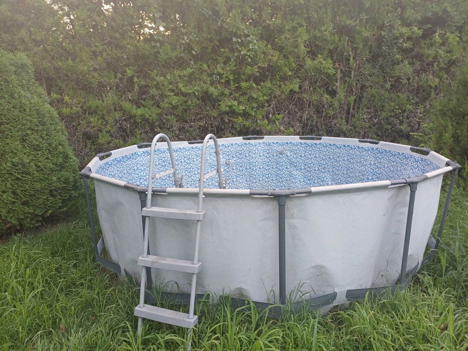Piscina mare cu cadru metalic