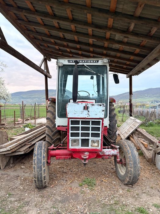 Tractor Internațional 644 cu plug și disc