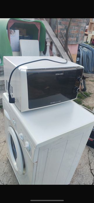 Cuptor cu microunde Electrolux EMS21400W 18,5 L de la 700 la 450 lei!