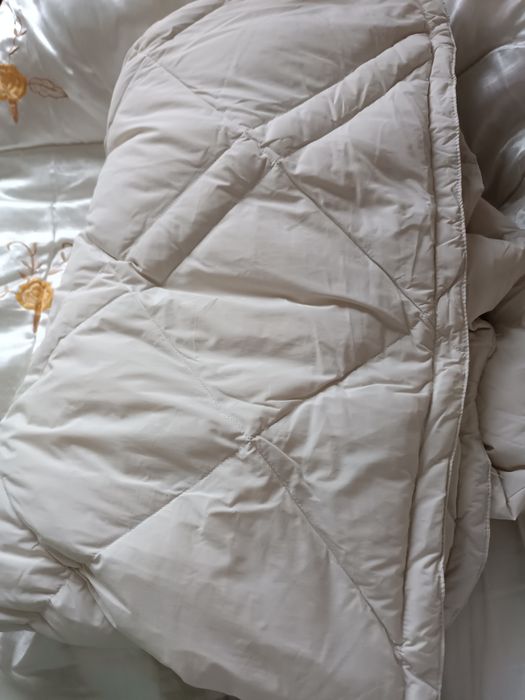 Куртка пуховик новая S размера импортная оверсайз бежевого цвета 50 ра