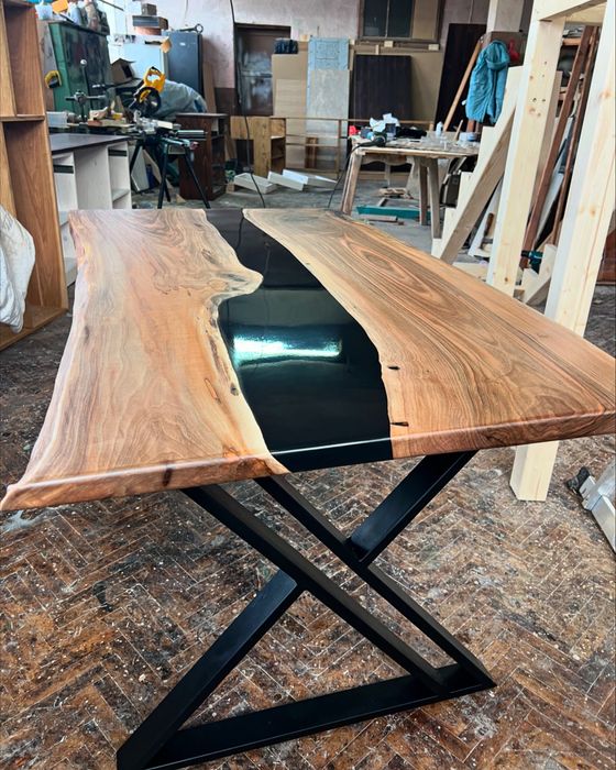 Уникални трапезни маси от орех и епоксидна смола