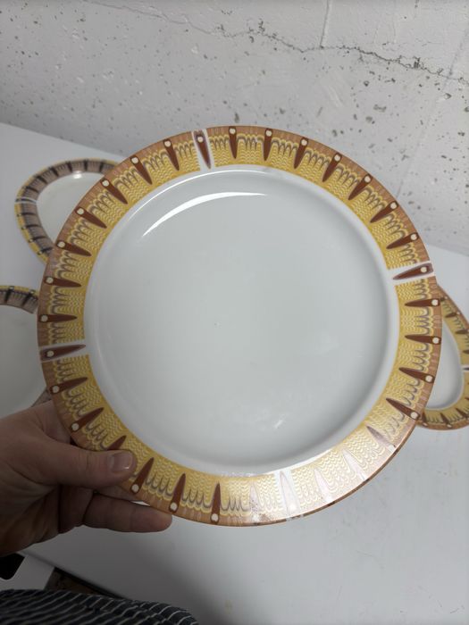 Чинии с битови елементи шевица