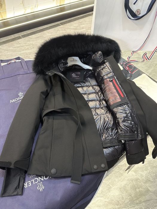 Куртка от Moncler