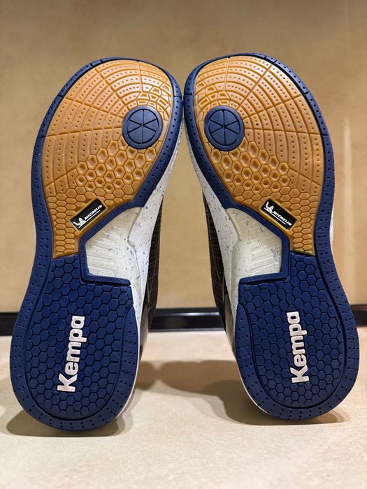 Kempa Attack ONE Contender.