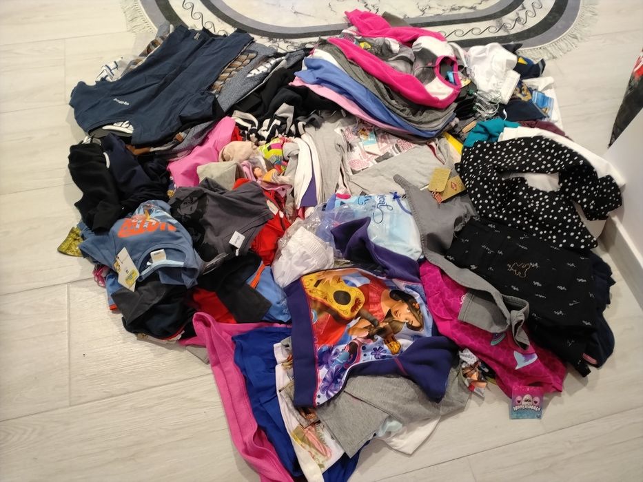 Lot haine copii 200 buc