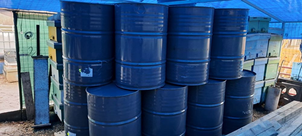 Butoaie de plastic si de tabla