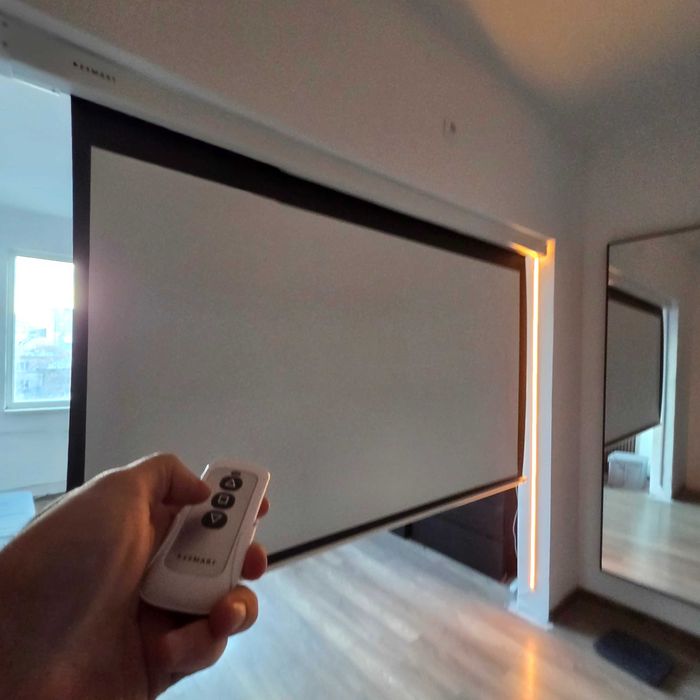 Моторизиран Екран За Проектор 90" - Чисто НОВ!