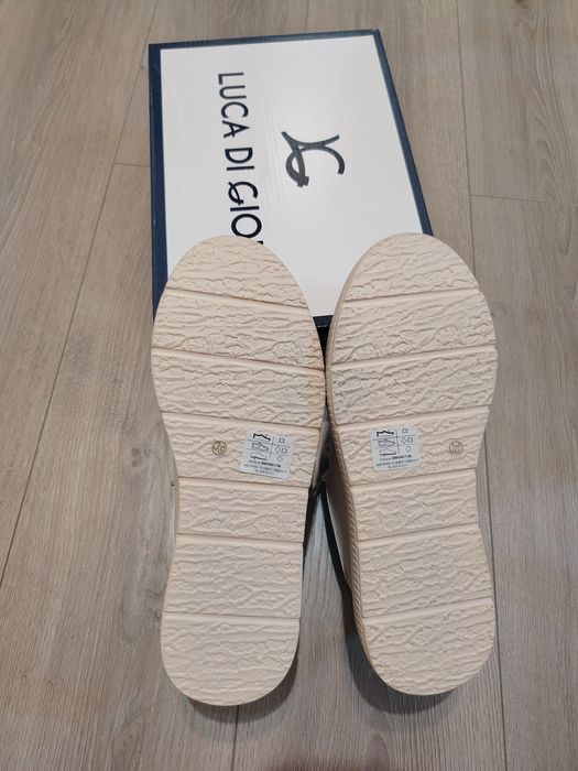 Vând sneakers noi, cu etichetă, piele naturala, mărimea 39