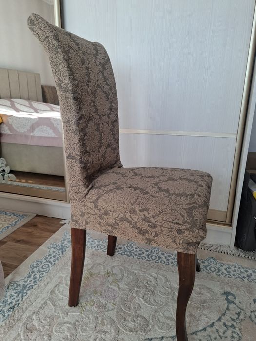 Продам стулья с чехлом.