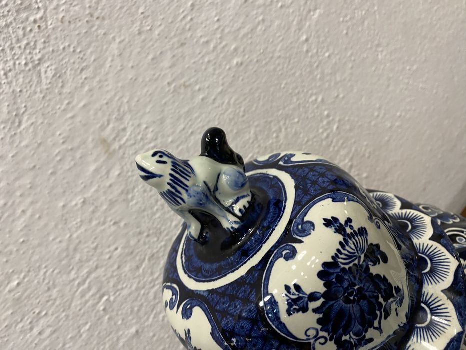 Холандска ваза с капак на делфт