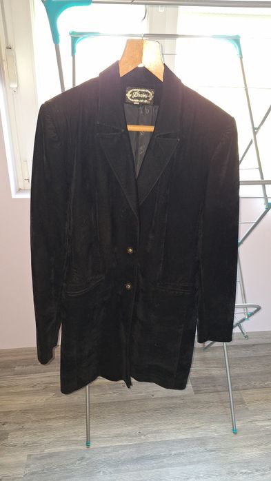 Дамско сако може да се комбинира с елегантни  и ежедневни дрехи