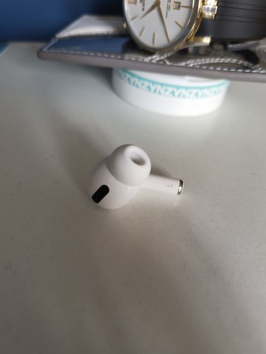Apple airpod лява