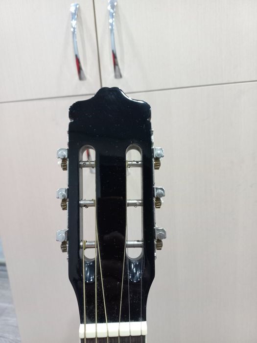 Продам гитару шестиструнная.