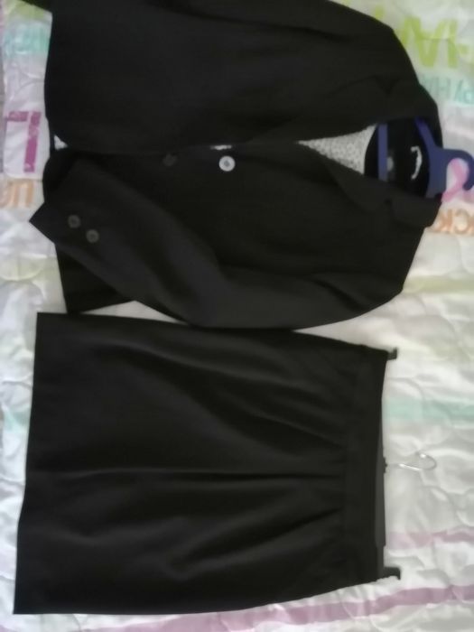 Черен костюм на Марк и Спенсър. И 2 поли и сако за комбинации