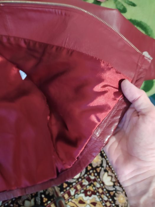 Бордовая куртках для вас, девушки.