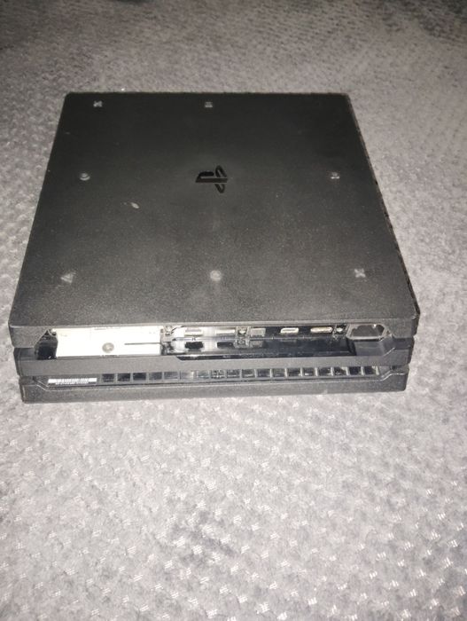 vând PS4 pro cu 2 controllere și 6 jocuri incluse