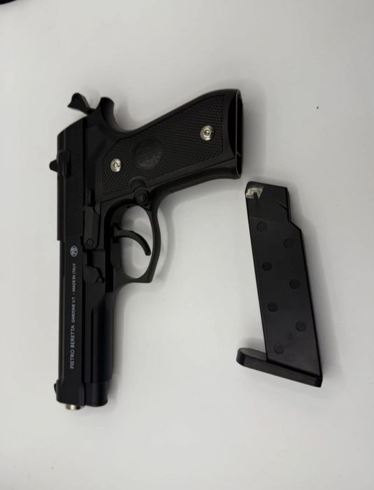 O'yinchoq realistik ko'rinishga ega to'pponcha beretta