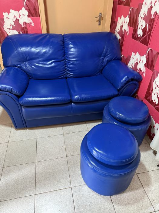 Кожен диван двойка с 2 табуретки
