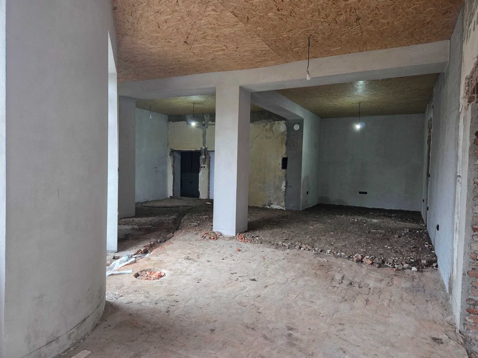 Casa cu teren spatios la tara