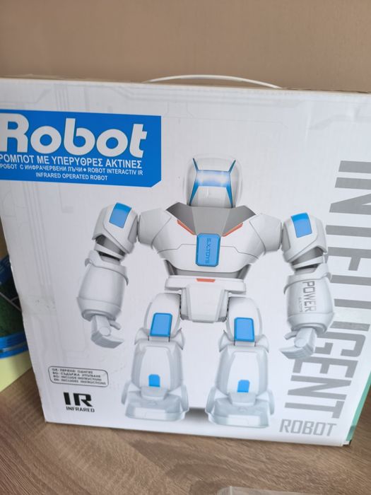 Детски робот който се движи и танцува