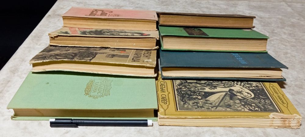 Китоблар сотилади.