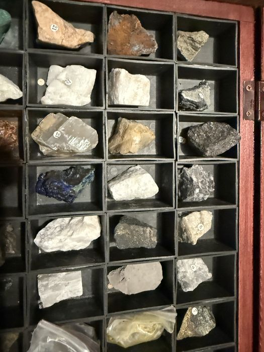 Colecție de Minerale și Roci (50 Piese) - Cutie Lemn