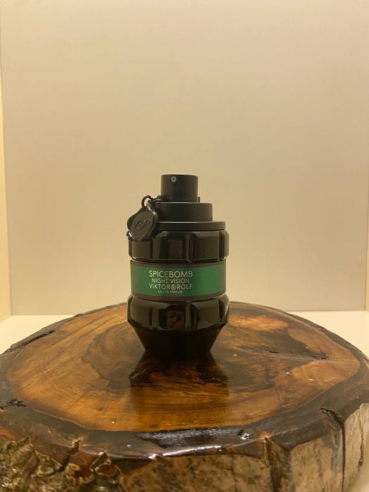 Флакон Viktor & Rolf Spicebomb выполнен в форме гранаты с металлически