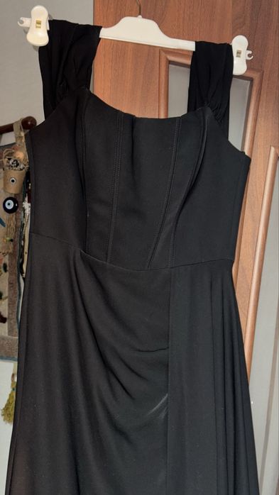 Черное платье со шлейфом