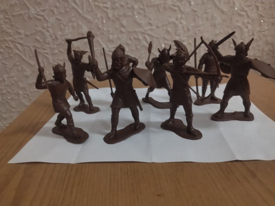 Продам солдатики -рыцари,викинги