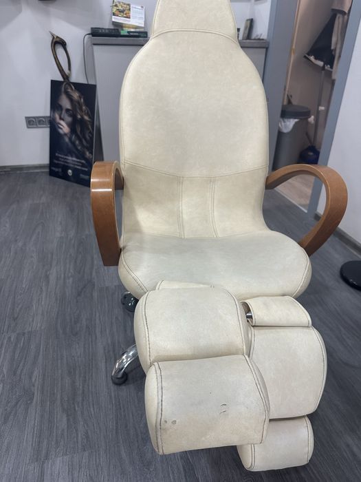 Педикюрен стол с повдигащи крака