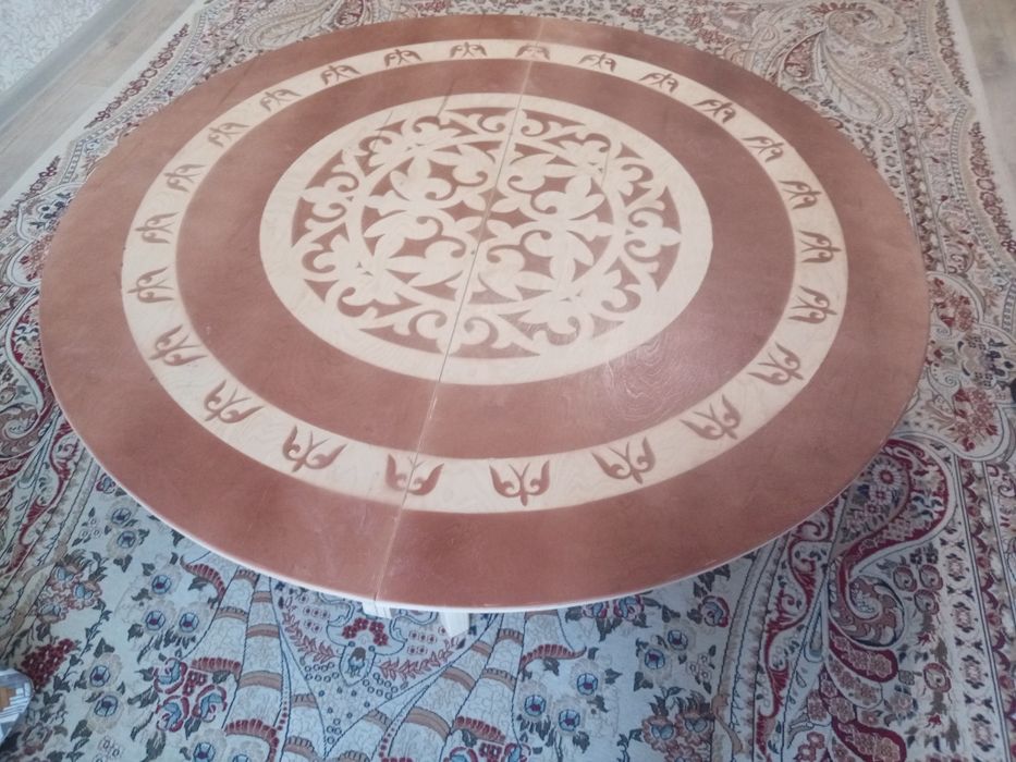 Красивий стол для гостиной