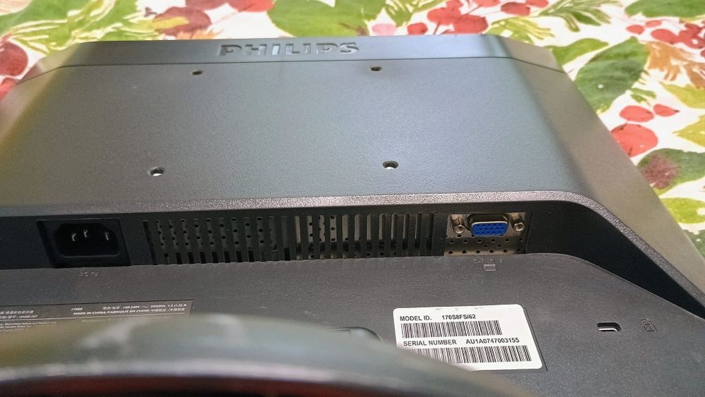 2 броя монитори 17" BENQ FP73G, PHILIPS 170S
S