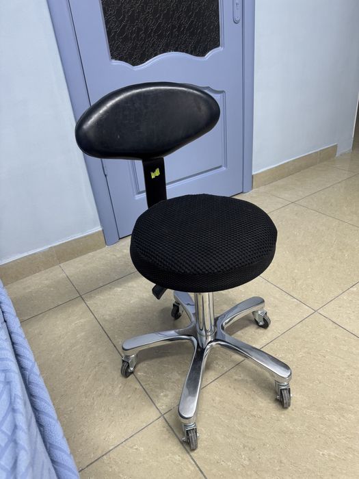 Стул с колесиком