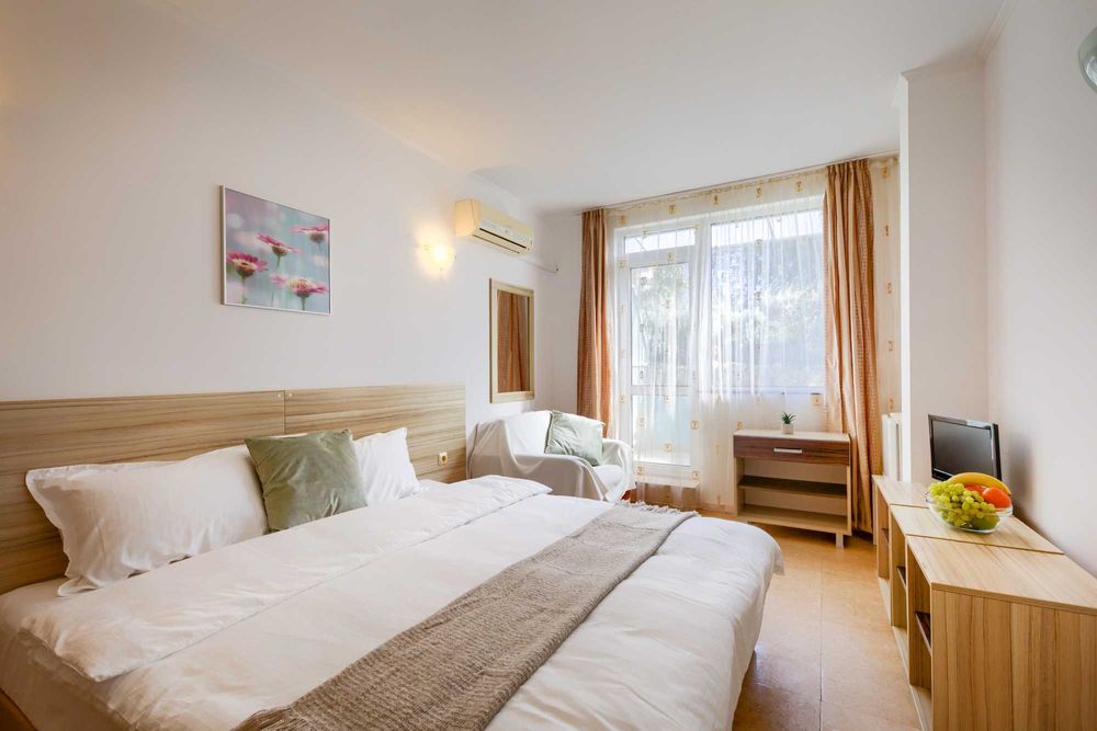 Студио с тераса първа линия с басейн,Кристал Б 04.1