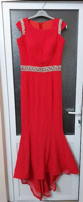 Платье  вечернее красное  брендовое . Материал  Барби с  шлейфом