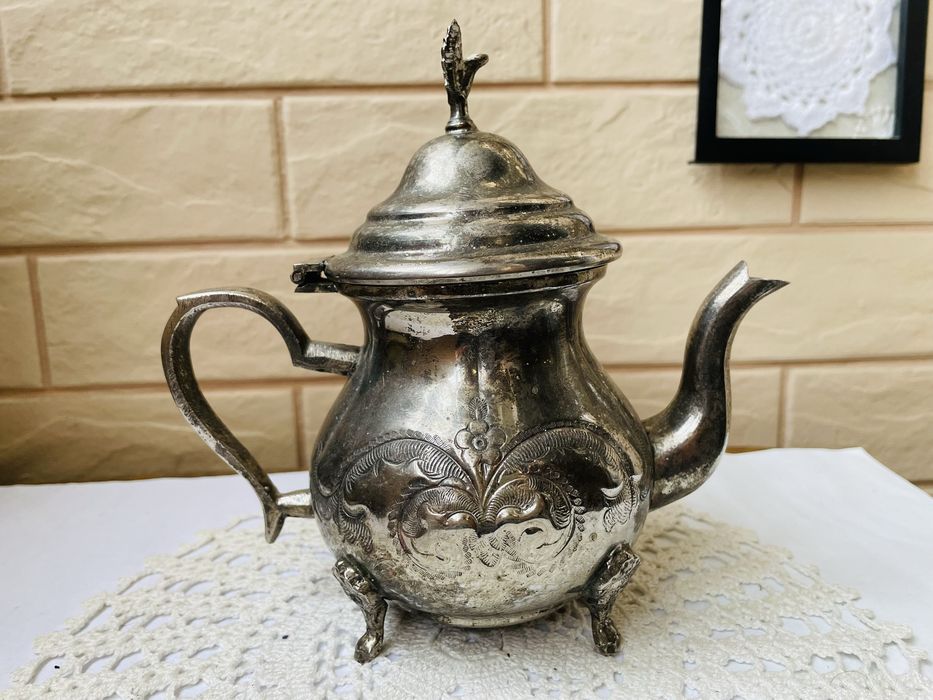 Красив арабски чайник с орел