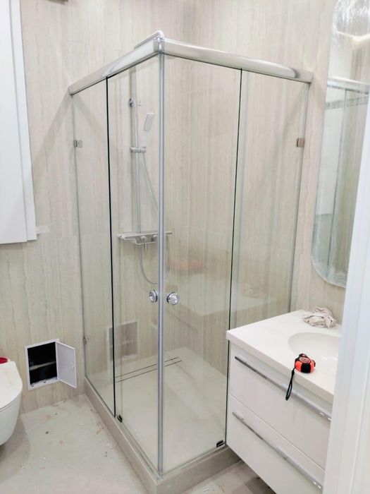 Стеклянные душевые кабины