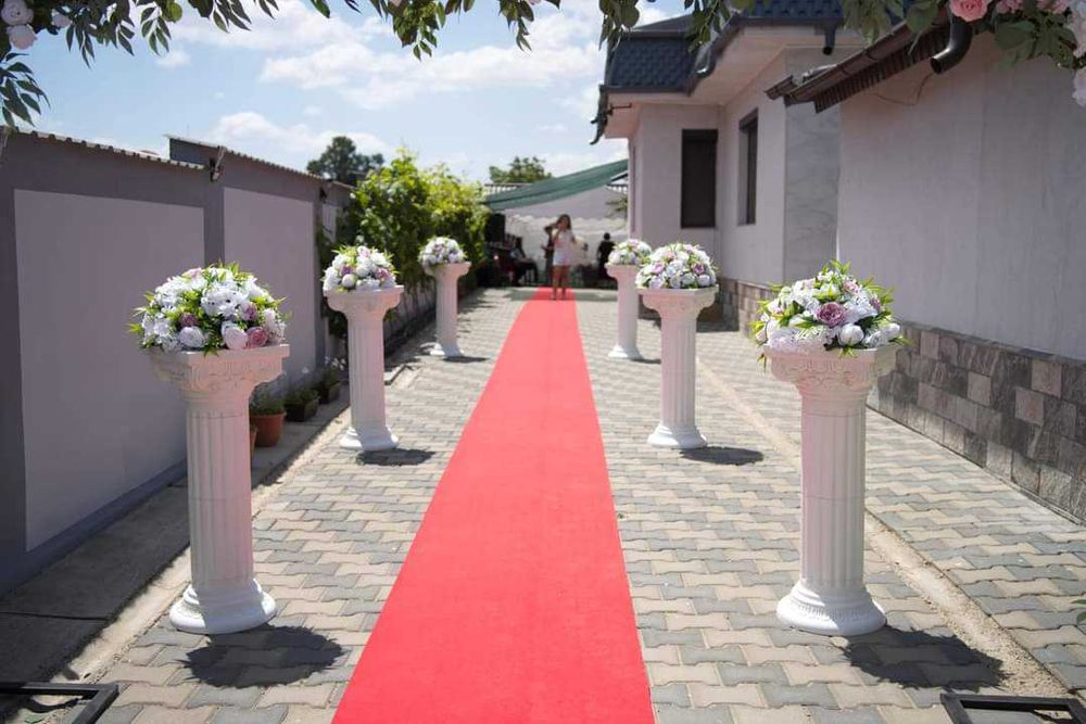 Arcade florale diferite modele stâlpișori covor roșu